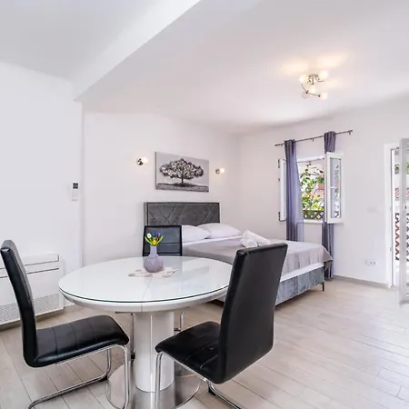 Feather Ντουμπρόβνικ