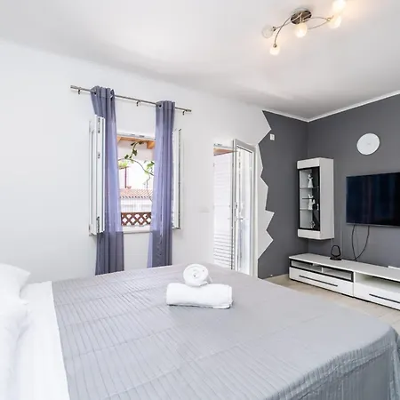 Feather * Ντουμπρόβνικ